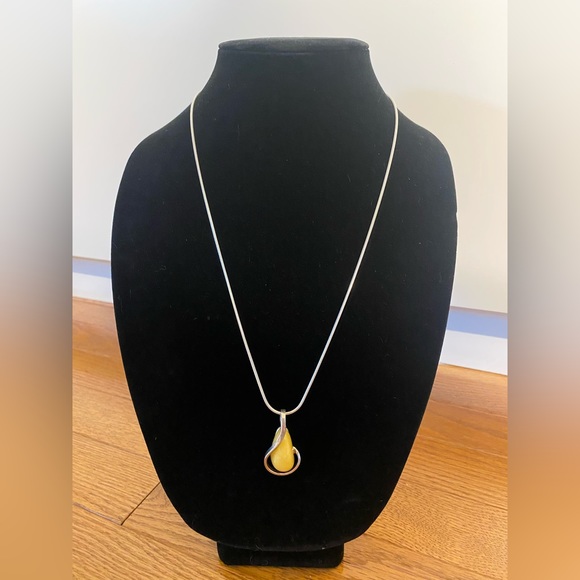 Large Baltic butterscotch amber sterling silver pendant and chain - Picture 2 of 8